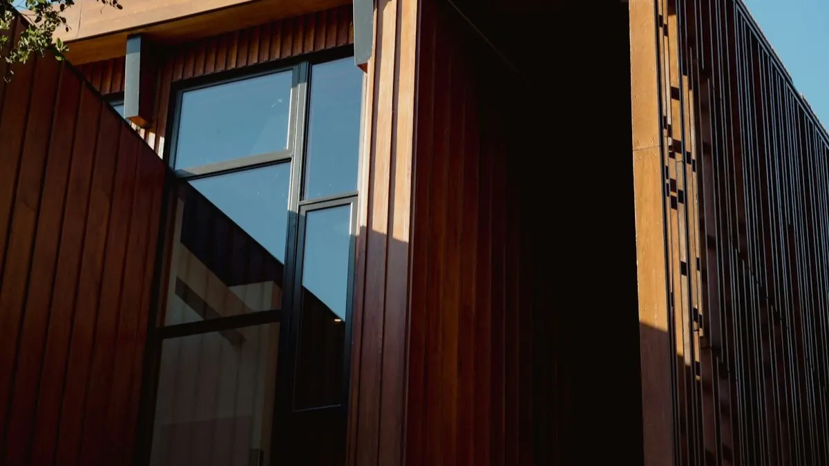 Garden rooms & outbuildings by Hawk Builders in London